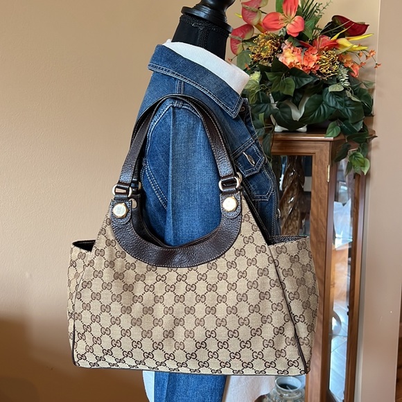 Gucci Handbags - 💯 % authentic Gucci shoulder bag